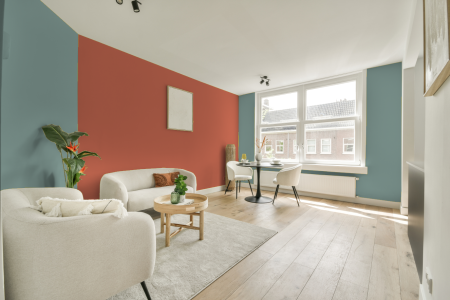 apartement met de kleur Ral 180 70 10 op de muren