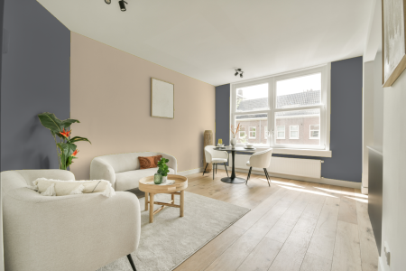 apartement met de kleur Ppg1013-5 op de muren