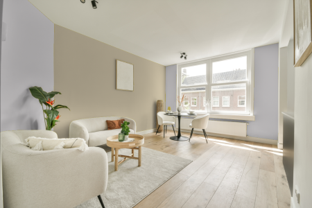 apartement met de kleur Ppg1177-1 op de muren