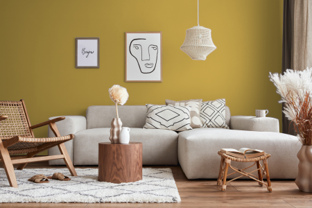 woonkamer met strak design in kleur Full mustard