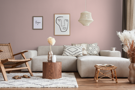 woonkamer met strak design in kleur Subtle rose